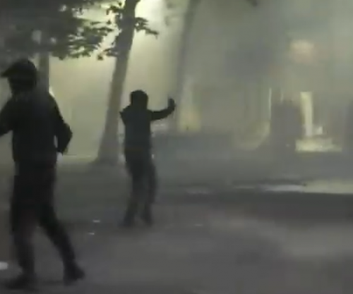 Protestuesit shkojnë para Parlamentit, përplasen me policinë