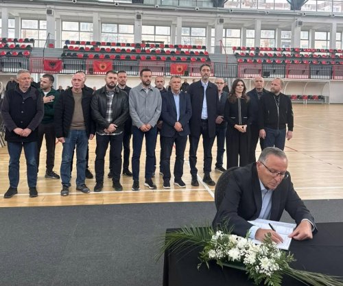 Hamza me bashkëpartiakë viziton familjen e Idriz Rrecajt, nderojnë veprën e heroit