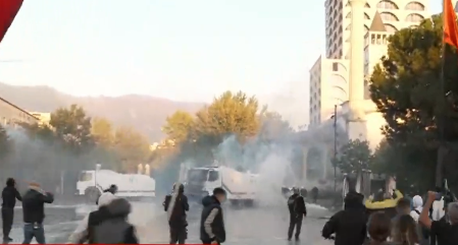 Tensione pranë Ministrisë së Brendshme, protestuesit hedhin molotovë drejt policisë