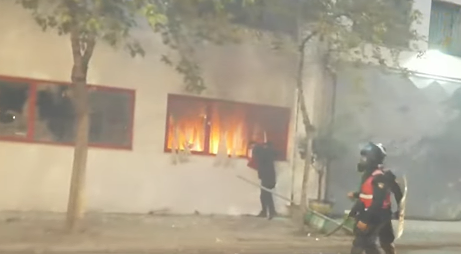 Tensione në protestë, i vihet flaka një Komisariati – protestuesit mësyjnë godinën