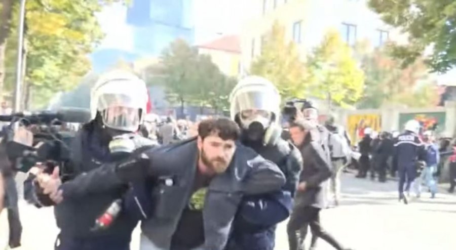 Përplasjet te Ministria e Arsimit  policia nis shoqërimin e protestuesve