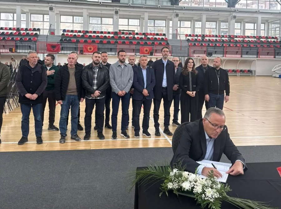 hamza-me-bashkepartiake-viziton-familjen-e-idriz-rrecajt-nderojne-vepren-e-heroit