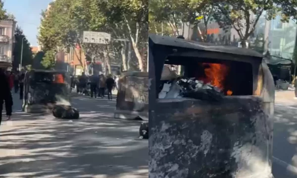 Protestuesit shpërndahen në rrugët e Tiranës, djegin kazanët e mbeturinave
