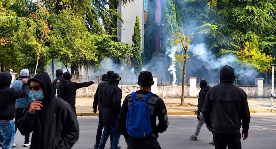Sulmohet me gurë dhe sende të forta selia e PS, policia shpërndan turmën