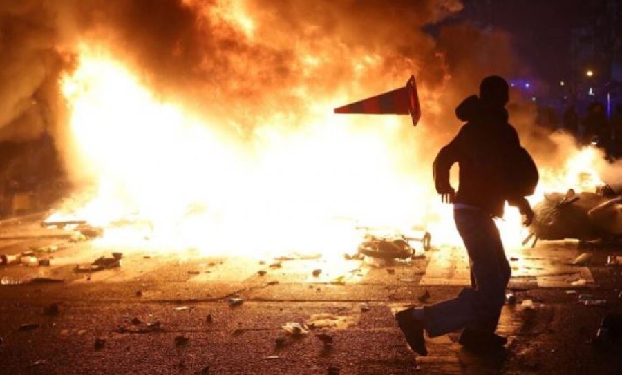 Mbi 900 të arrestuar në protestën në Paris, Macron: Nuk ka vend për dhunë në republikën tonë