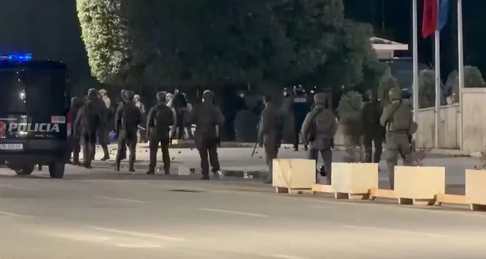 Rreth 60 të lënduar nga protesta në Tiranë