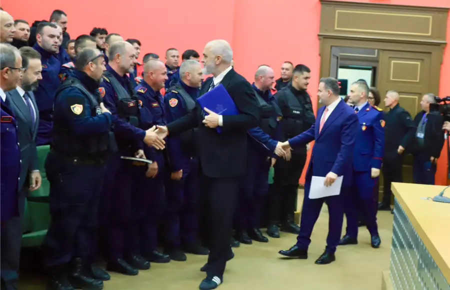 Qeveria e Shqipërisë miraton vendimin për shpërblimin me nga 2 mijë e 500 euro për policët