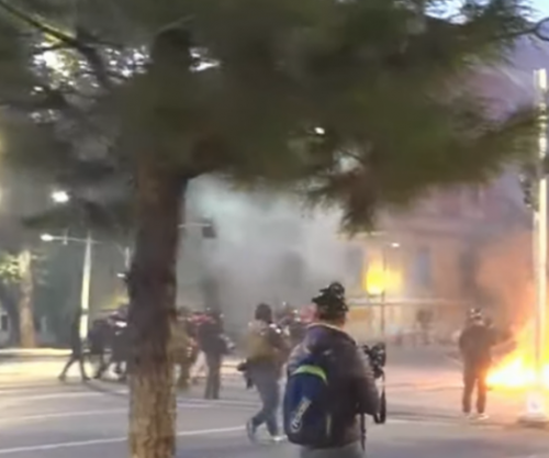 Përplasje te Ministria e Brendshme, protestuesit qëllojnë me gurë dhe molotov, efektivët përgjigjen me gaz lotsjellës