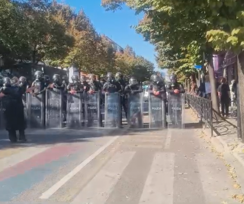 Nis grumbullimi i protestuesve para Ministrisë së Arsimit, policia krijon kordon sigurie