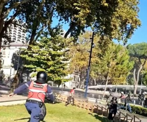 Policia hedh gaz lotsjellës dhe ujë me presion te parku “Rinia”, nis shoqërimi i protestuesve