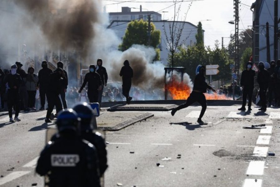 Franca kufizon qarkullimin në zonat e prekura nga protestat, Macroni kërkon masa urgjente sigurie