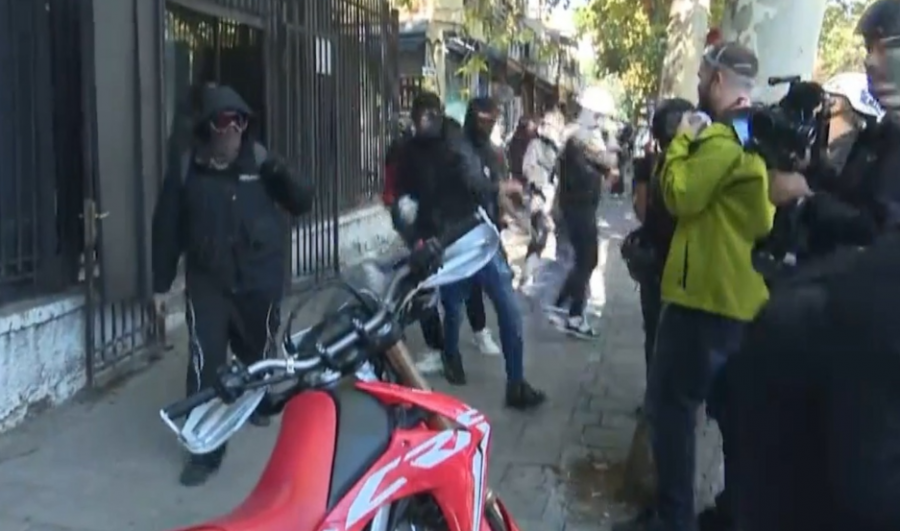 Protestues të maskuar sulmojnë Gjykatën e Apelit, disa të shoqëruar