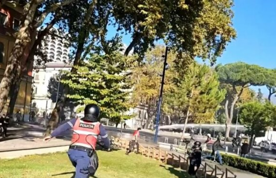 Policia hedh gaz lotsjellës dhe ujë me presion te parku  Rinia   nis shoqërimi i protestuesve