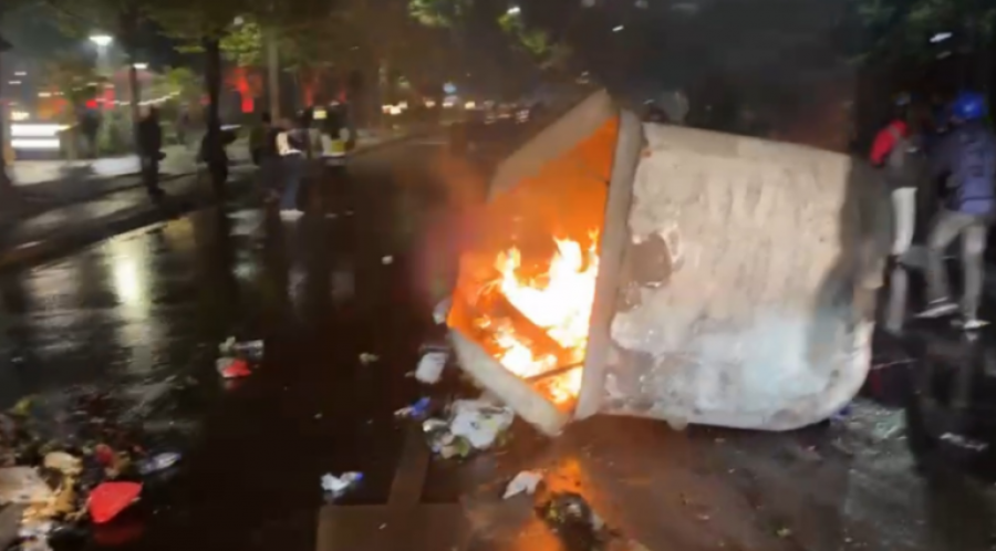 Situata e përshkallëzuar, protestuesit u vënë flakën kazanëve të plehrave për të ngadalësuar policinë