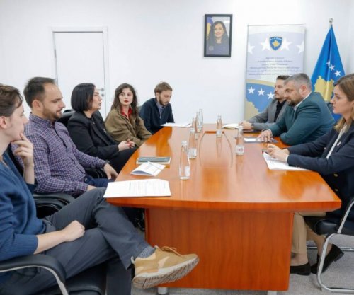 Hoti takohet me përfaqësuesit e organizatave vendore, diskutohen të drejtat e punëtorëve dhe reformat në punësim