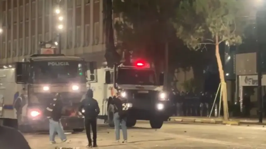 Policia e Shqipërisë thirrje protestuesve para Kryeministrisë: Nëse nuk lëvizni, do të veprojmë