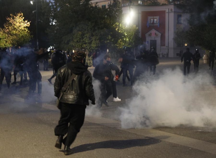 Dita e tetë e protestës, 6 persona marrin ndihmë mjekësore, mes tyre 4 kalimtarë