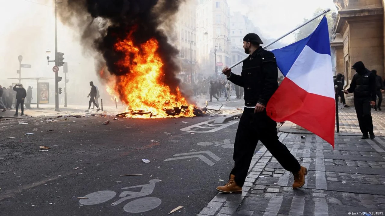 Protestat e dhunshme në Francë  vendoset shtetrrethimi i pjesshëm në Paris dhe disa qytete të tjera