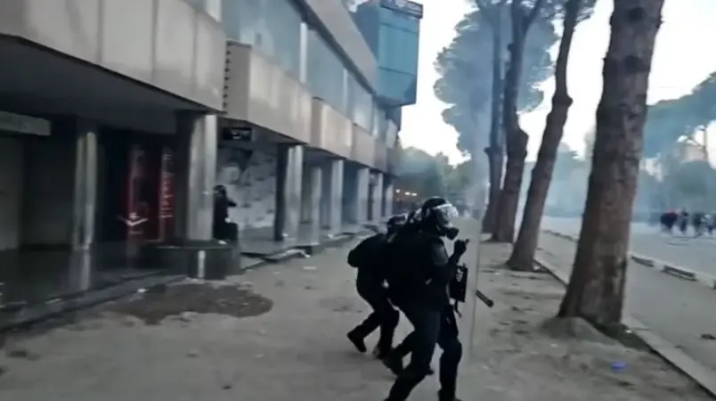 Zhvillime dramatike në protestën në Tiranë  rritet tensioni masës para Kryeministrisë