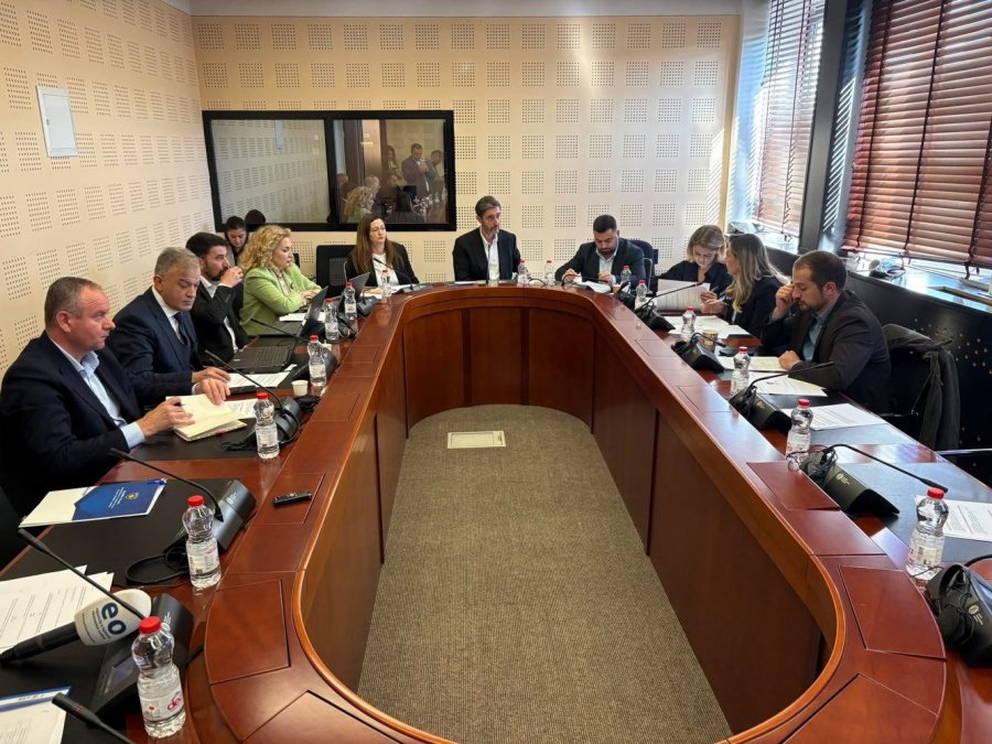 Komisioni për Shëndetësi miraton ndryshimet buxhetore  përfshijnë pagën e 13 të