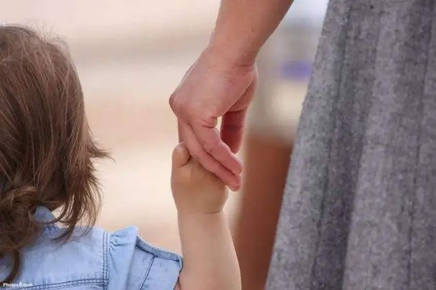 Incident në një kopsht në Fier  dyshohet se edukatorja goditi 4 vjeçarin  nëna reagon ndaj saj