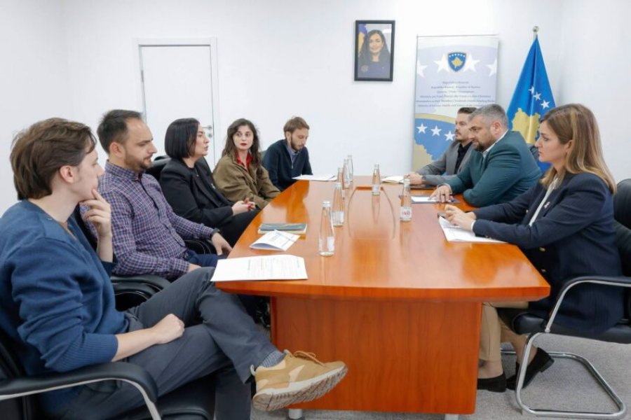 Hoti takohet me përfaqësuesit e organizatave vendore  diskutohen të drejtat e punëtorëve dhe reformat në punësim