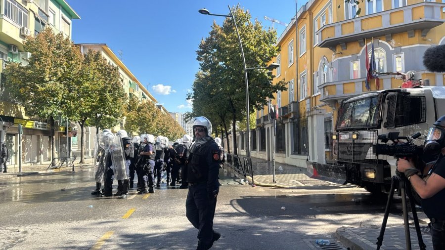 Policia shpërndan me ujë dhe gaz lotsjellës protestuesit para Ministrisë së Arsimit