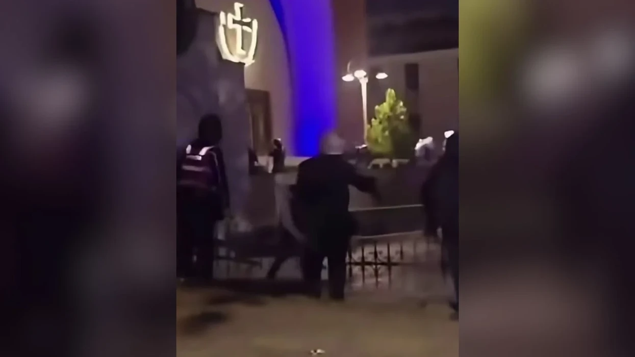 Përplasja e policisë me protestuesit te Katedralja në Tiranë  reagon Metropoliti i Korçës