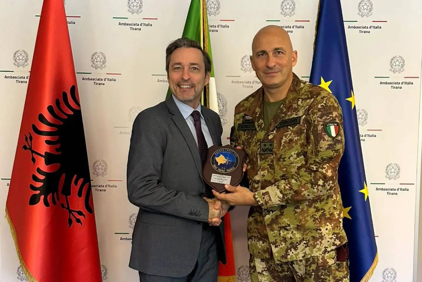Komandanti i KFOR it takohet me ambasadorin italian në Shqipëri  diskutojnë zhvillimet në rajon