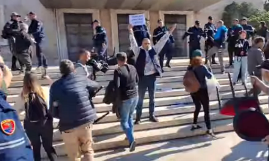 Protestuesit heqin karriget që vendosi Rama para Kryeministrisë  i grisin letrat ku shkruhej  dialog 