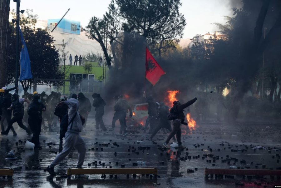 Protestat në Shqipëri vazhdojnë  dhjetëra të arrestuar