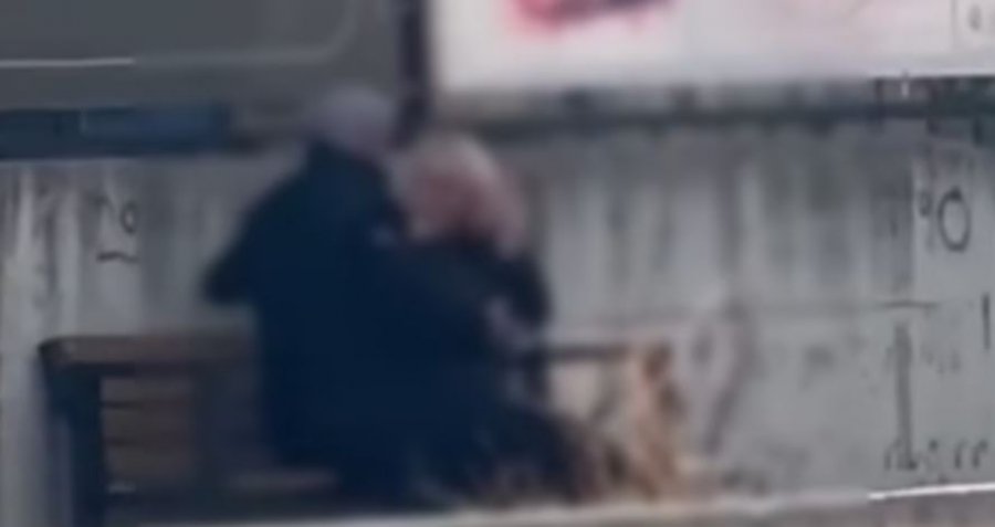 Dyshohet se një burrë goditi një grua me grushte në shëtitoren e Pejës  Prokuroria autorizon Policinë për veprime
