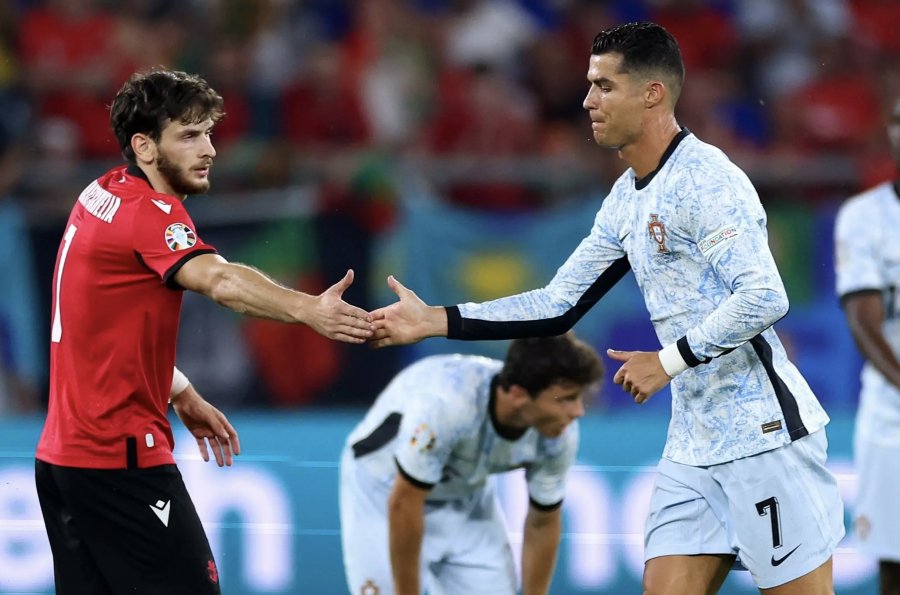 Ronaldo i dërgon mesazh emocionues Kvaratskhelias pas lëndimit të rëndë  Betejat më të vështira janë ato që askush nuk i sheh