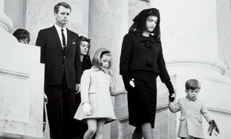 Tragjeditë e njëpasnjëshme të familjes Kennedy rikthejnë vëmendjen te  mallkimi  i saj