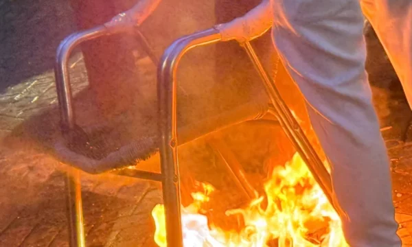 Nisin tensionet e para, hidhen molotovë drejt Kryeministrisë protestuesit vendosin në flakë një karrige