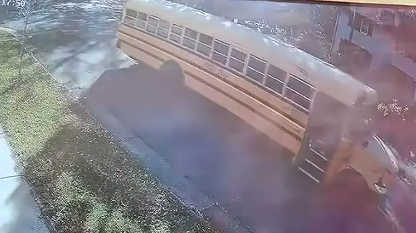 27-vjecari-shpeton-afro-20-femije-nga-nje-autobus-shkollor-ne-levizje-ne-shba