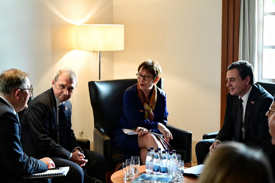 Kurti takohet me presidenten e BERZH-it, fokus investimet në energji, ujë dhe transport