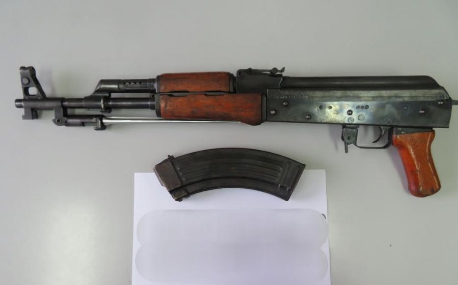 Prangoset një person në Klinë, i sekuestrohet arma e zjarrit