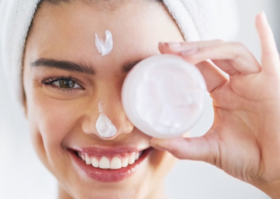 Katër gjërat që bëjnë ndryshe vajzat me lëkurë të pastër, sipas dermatologëve