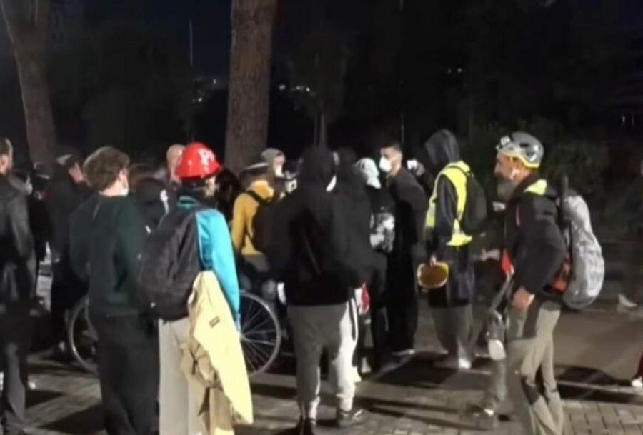Tjetër mbrëmje e qetë në Tiranë  të rinjtë qëndrojnë përpara Kryeministrisë për orë të tëra pa krijuar incidente