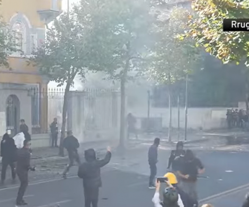 Tensione në protestë, studentët qëllojnë me gurë, policia përgjigjet me gaz lotsjellës