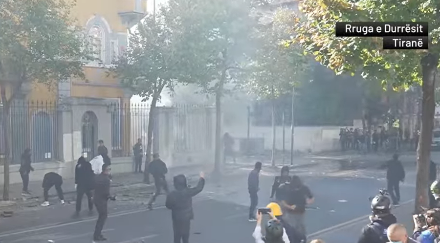 Tensione në protestë, studentët qëllojnë me gurë, policia përgjigjet me gaz lotsjellës