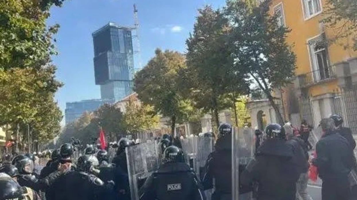 1500 efektivë policie në terren për protestat  autobotet me ujë vendosen pranë Kryeministrisë