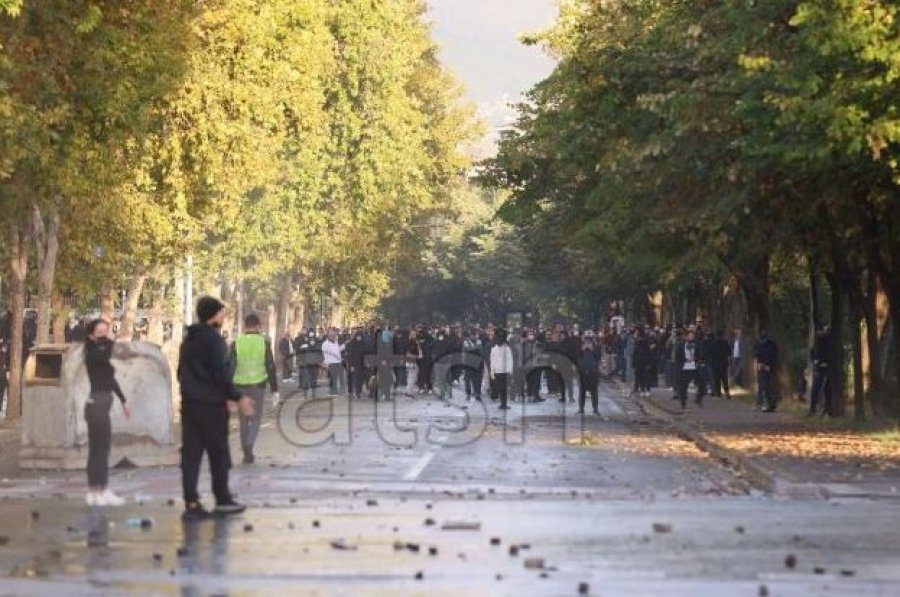 Dëme në sheshin “Skënderbej” gjatë protestës, gurë dhe molotovë ndaj policisë dhe institucioneve