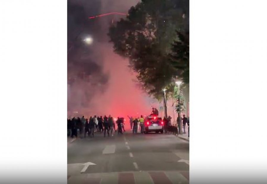 Protestuesit hedhin sasi të mëdha fishekzjarrësh drejt policisë dhe autobotëve me ujë pranë Parlamentit
