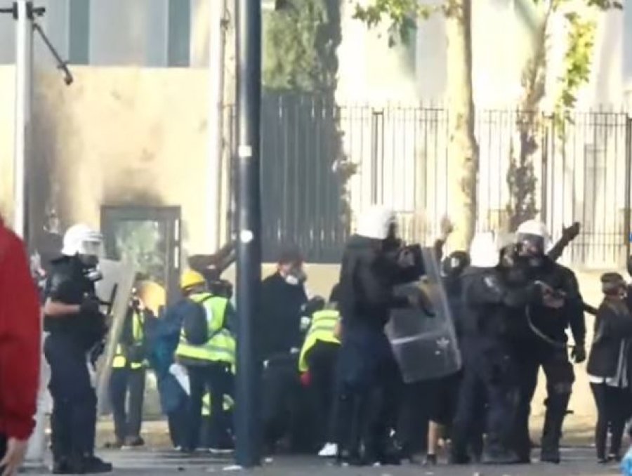 Tensione në qendër të Tiranës, protestuesit dhe Policia përballen në sheshin “Skënderbej”