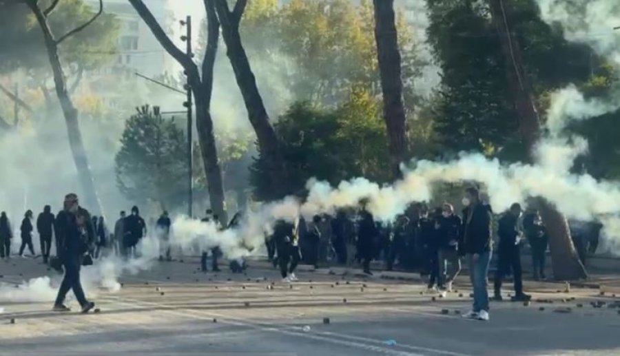 Protestuesit në Tiranë- Policia hedh disa gaz lotsjellës, mundohet t’i largojë edhe me presion uji