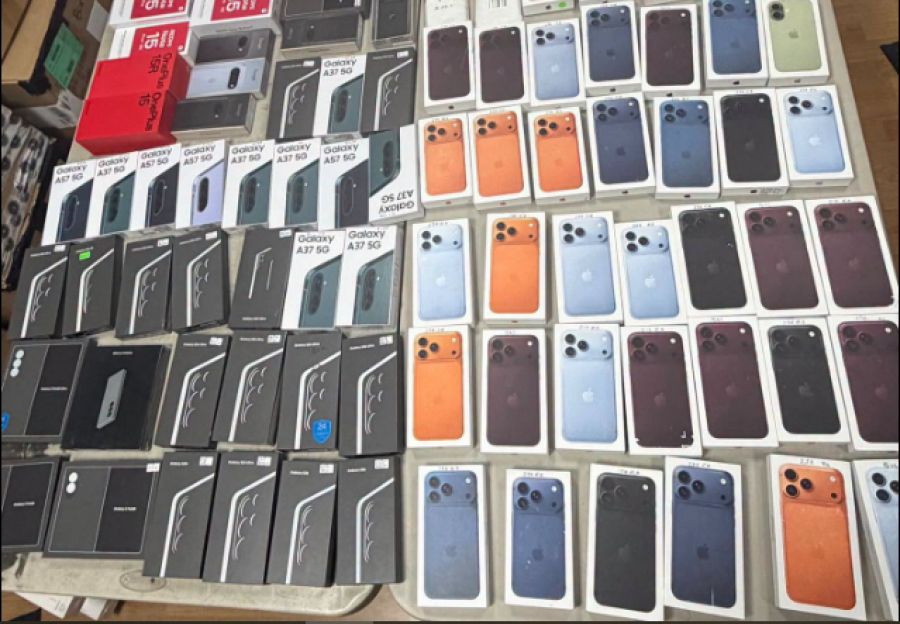 Dogana zbulon 113 telefona të kontrabanduar në një biznes dhe një banesë në Prishtinë