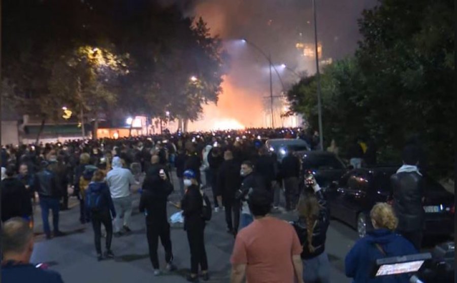 Mbi 6 orë trazira, protesta e 12-të mbyllet me dhunë, ja çfarë ndodhi në rrugët e Tiranës