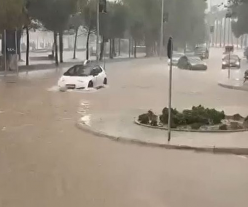 Reshjet përmbytin rrugët në Vlorë, probleme në disa zona